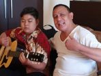 Kesederhanaan Firli Bahuri Berkaos Sambil Menyanyi Lagu Sewu Kuto Diiringi Gitar Sang Putera