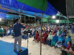 Disambut Ratusan Warga Tinakin, Tuty Hamid Nyanyikan Lagu “Biar Merah Menjadi Biru”