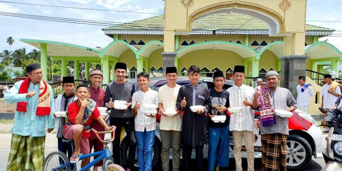 Pembagian Takjil HATIMU Disambut Yel-Yel Inginkan Bupati Perempuan