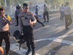 Aksi Demo Bubar, Polisi Bersihkan Sampah di Kantor DPRD
