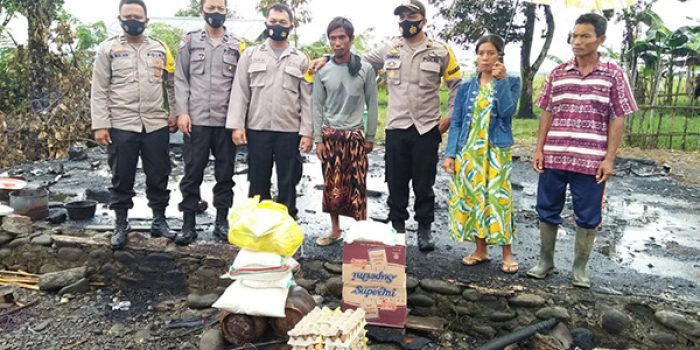 Polsek Toili Bantu Korban Kebakaran di Desa Mekarjaya