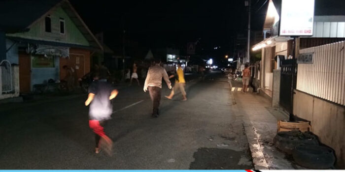 Polisi Bubarkan Kelompok Remaja Bermain Bola di Jalan Raya
