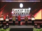 Mantap, Mewakili Bupati, Sekkab Banggai Terima SAKIP Award