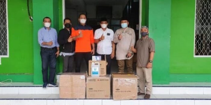 BPBD Sulteng Serahkan 6000 Masker dan 16 Liter Hand Sanitizer ke Unismuh Luwuk