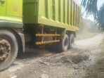 Warga Kesal, Dump Truck Bikin Rusak Jalan Samping GOR