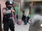 Kelabui Polisi, 20 Liter Minuman Keras Disembunyikan di Kamar Mandi