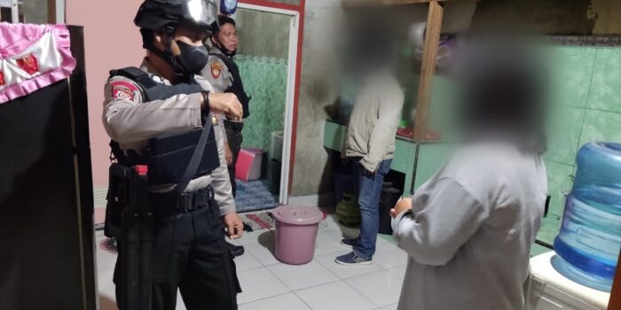 Kelabui Polisi, 20 Liter Minuman Keras Disembunyikan di Kamar Mandi