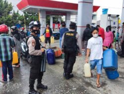 Polisi Tertibkan Antrean Jerigen di Tiga SPBU Kota Luwuk