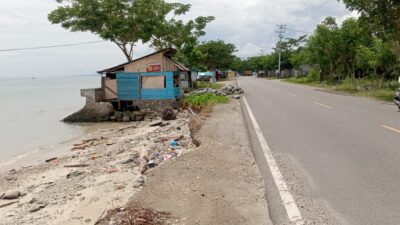 Abrasi Pantai Ancam Ruas Jalan Desa Bunga Luwuk Utara Jebol