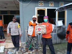 Relawan PKS Banggai Bantu Korban Banjir Desa Poh