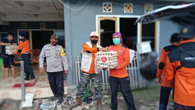 Relawan PKS Banggai Bantu Korban Banjir Desa Poh