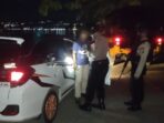 Bermesraan dalam Mobil, Sepasang Kekasih di Luwuk ini Diamankan Polisi
