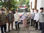 Pemda Banggai Terima Bantuan Mobil Ambulans dari PT Bank Sulteng