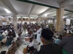Masjid Agung Luwuk Disesaki Jamaah, Tangga Menara jadi Shaf Alternatif