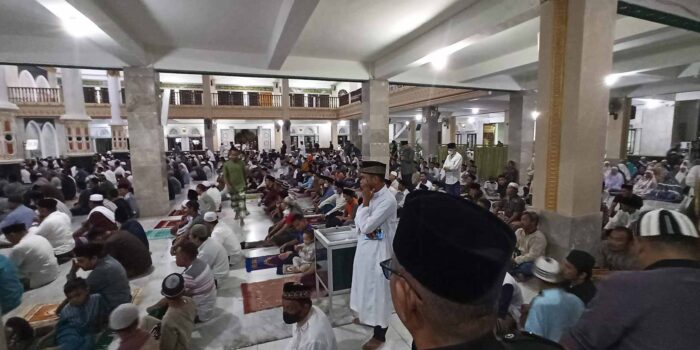 Masjid Agung Luwuk Disesaki Jamaah, Tangga Menara jadi Shaf Alternatif