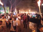 Puluhan Personil Polres Banggai Kawal Pawai Obor Idul Adha di Luwuk