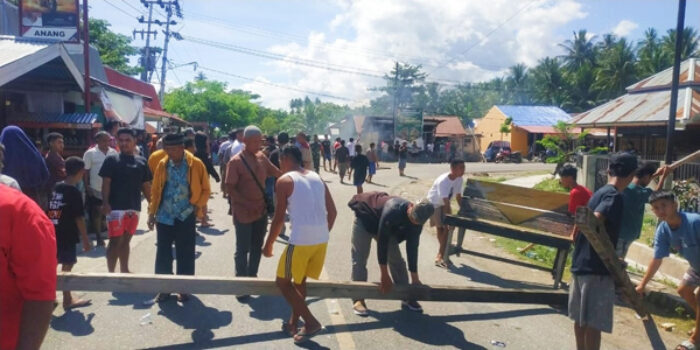 Buntut Aksi Pemukulan, Warga Desa Poh Pagimana Blokade Jalan