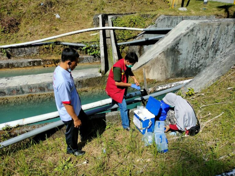 Tim BTKL Makassar mengambil sampel untuk pengujian kualitas air di Kabupaten Banggai.