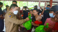 Amirudin Serahkan Bantuan Makanan Tambahan untuk Anak Maleo Jaya