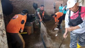 Bersama TNI-Polri, Relawan PKS Bersihkan Rumah Warga Korban Banjir