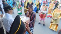 FTL 2022, KKST Banggai Serahkan Makanan Khas Sulawesi Tenggara Buat Wakil Bupati