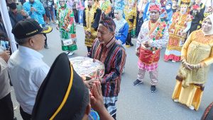 FTL 2022, KKST Banggai Serahkan Makanan Khas Sulawesi Tenggara Buat Wakil Bupati
