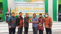 Penyerahan cenderamata kerjasama Bursa Efek Indonesia bersama Unismuh Luwuk, menghadirkan Galeri Investasi Syariah di FEB Unismuh Luwuk, Rabu (07/09/2022). (Foto : Naser Kantu/LUWUK TIMES)