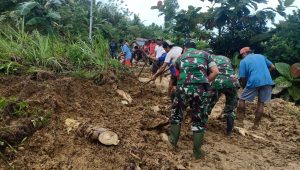Gerak Cepat TNI Bantu Bersihkan Timbunan Tanah Longsor di Masama