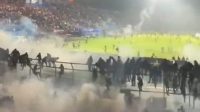 Penggunaan gas air mata dalam stadion Kanjuruhan mengakibatkan ratusan Aremania meninggal dunia