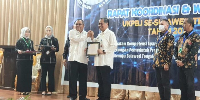 Penuhi 17 Standar LPSE, Gubernur Sulteng Anugrahi Pemkab Banggai Penghargaan