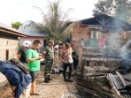 Polisi dan TNI Amankan TKP Kebakaran Rumah di Luwuk Selatan
