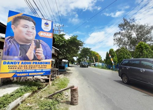 Pasang Baliho di Luwuk, Dandy Adhi Prabowo Siap Berkompetisi di Pemilu 2024