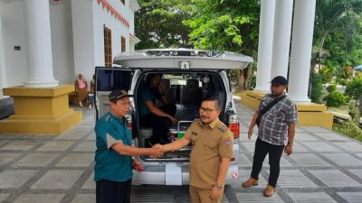 Bupati Amirudin Bantu Mobil Ambulans kepada Lembaga Adat Banggai