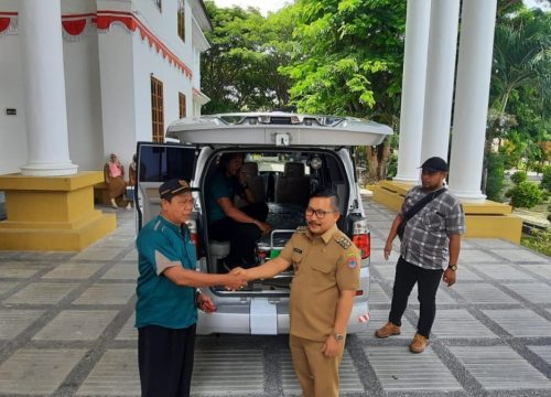 Bupati Amirudin Bantu Mobil Ambulans kepada Lembaga Adat Banggai