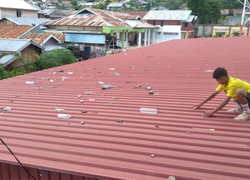 Atap Stadion SSC Luwuk Bersih dari Sampah