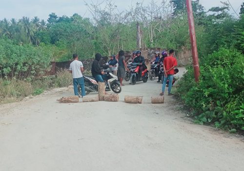 37 Karyawan PT Sals Srilanka di PHK, Warga Luwuk Timur Palang Jalan