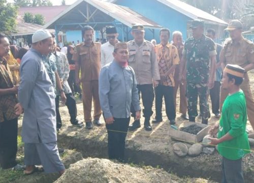 Bupati Touna Letakkan Batu Pertama Pembangunan Mushallah SMPN 1 Ampana Tete