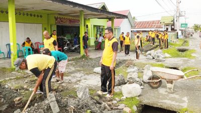 Personil Polres Touna Bantu Pembangunan Ponpes Alkhairaat Ampana
