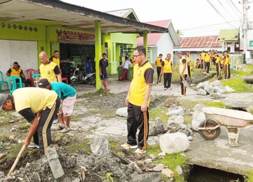 Personil Polres Touna Bantu Pembangunan Ponpes Alkhairaat Ampana