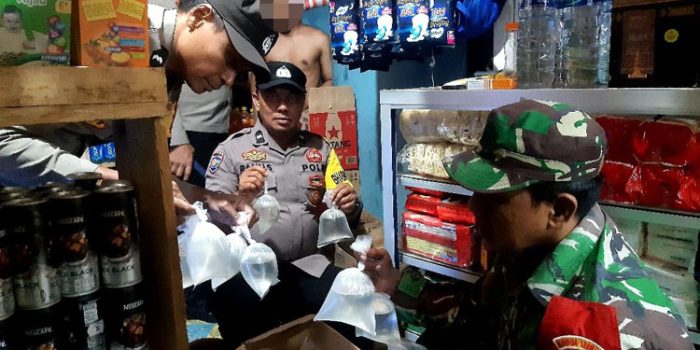 TNI Polri Temukan 27 Bungkus Cap Tikus di Jole Luwuk Selatan