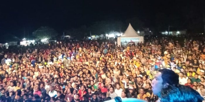 Ribuan Warga Hadiri Konser Akbar Pemda Banggai di Mantoh