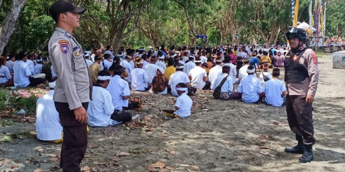 Umat Hindu di Banggai Gelar Ibadah Melasti di Pantai Hek Nuhon