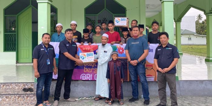 BRI Cabang Ampana Berbagi Sembako Kepada Dua Pondok Pesantren di Touna