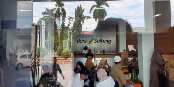 Pencairan Dana BOS hingga APBDes, Antrean Terjadi di Bank Sulteng Luwuk