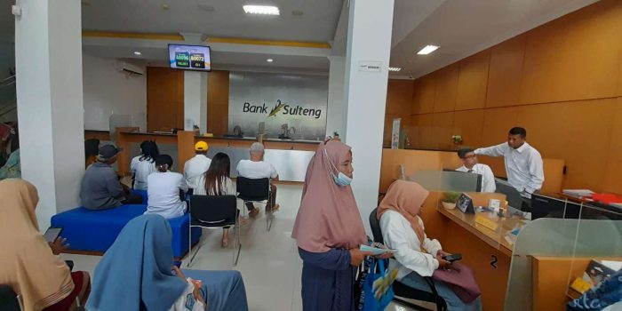 Antrean Padat, Bank Sulteng Luwuk Minim Tenaga Teller dan CS