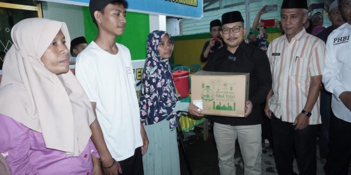 Pengendalian Inflasi di Bulan Ramadhan, Bupati Amirudin Serahkan Bantuan Sembako Untuk Warga Kelurahan Baru