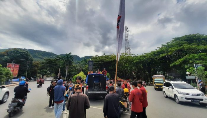 Peringatan Hari Buruh dan Hardiknas, Mahasiswa Gelar Aksi Demonstrasi di Luwuk