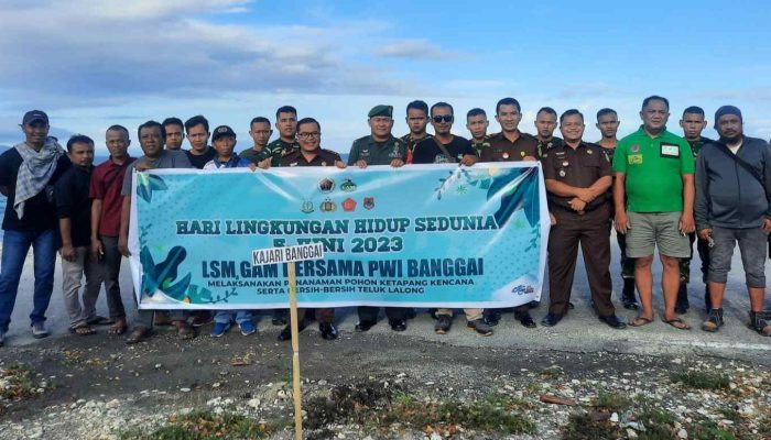 LSM GAM Banggai dan PWI Tanam Pohon di Tanjung Luwuk