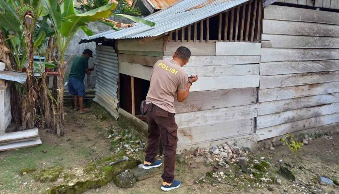 Bhabinkamtibmas Polsek Luwuk Renovasi Rumah Purnawirawan Polri