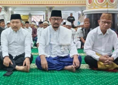 Bersama Amirudin, Sofhian Mile dan Mantan Bupati Bone Bolango Shalat Idul Adha di Masjid Agung Luwuk